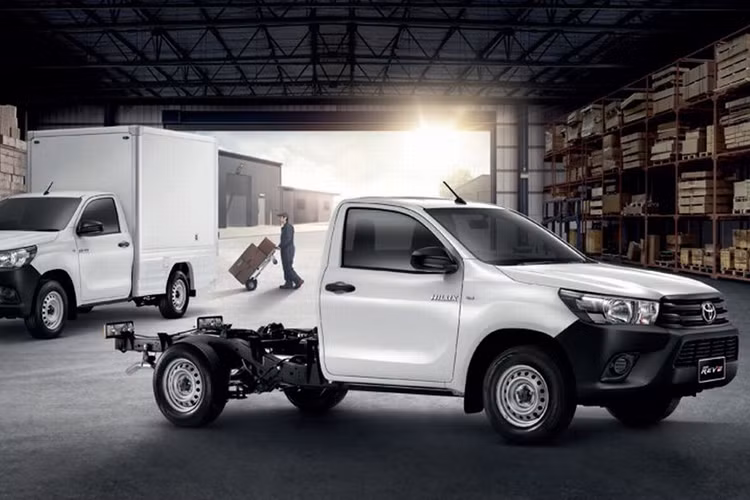 Ngoài bản tiêu chuẩn, Toyota còn vén màn một thành viên mới của dòng Hilux 2018 mang tên Rocco. So với phiên bản tiêu chuẩn, Toyota Hilux Rocco 2018 có một số điểm khác biệt như lưới tản nhiệt màu xám phối đen bóng, cản sau bằng kim loại màu xám, đèn sương mù LED và bộ vành hợp kim 18 inch nằm trong lốp chạy trên mọi địa hình.