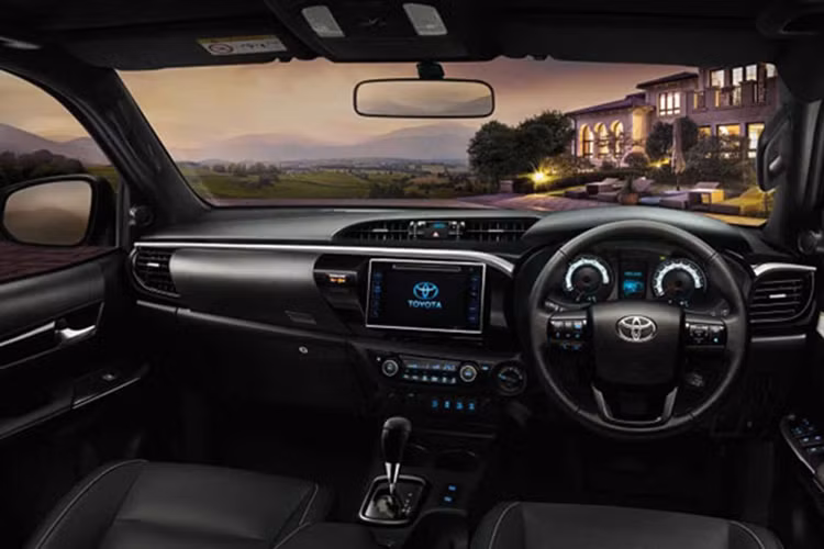 Mẫu xe bán tải Toyota Hilux Rocco 2018 còn có thêm thanh cân bằng và lòng thùng sau màu đen, nẹp nhựa trên hốc bánh cũng như cản sau cùng đề-can “Rocco” bên sườn. Trong khi đó, nội thất của Toyota Hilux Rocco 2018 được bổ sung bảng đồng hồ Optitron màu trắng.