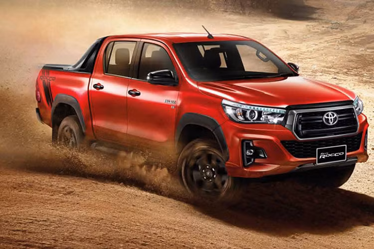 Về ngoại thất, ở phần đầu xe - lưới tản nhiệt hình lục giác được làm mới với màu đen bóng cùng viền mạ crôm hoàn toàn mới, so với đời cũ thì lưới tản nhiệt này có kích thước lớn hơn và thiết kế thẳng đứng, mạnh mẽ hơn.