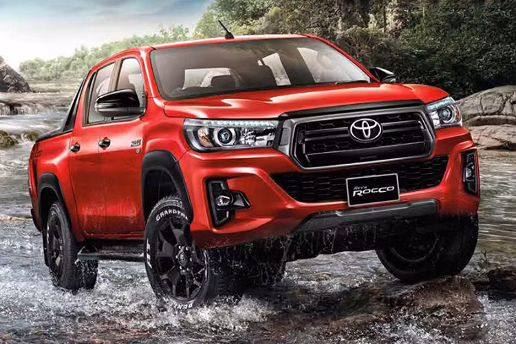 Cụ thể, tại thị trường Thái Lan, mẫu xe này được gọi bằng cái tên riêng là Toyota Hilux Revo 2018. Toyota Hilux 2018 tại Thái Lan có thiết kế khác biệt đáng kể, nhất là ở phần đầu xe khá giống với người anh em Tacoma từng được giới thiệu và bán ra tại thị trường Mỹ.