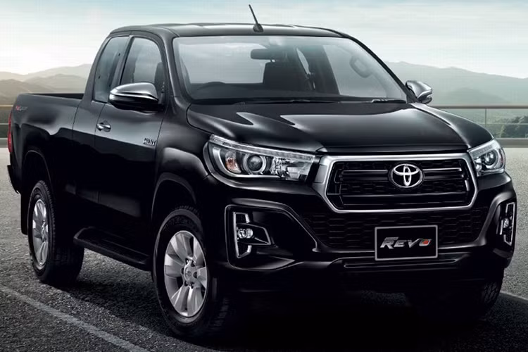 Tại thị trường Thái Lan, mẫu xe Toyota Hilux 2018 nâng cấp mới được bán với giá khởi điểm 679.000 Baht (465,6 triệu đồng). Đắt nhất là Toyota Hilux Rocco với nội thất 4 chỗ, có giá 1,129 triệu Baht (774,2 triệu đồng).