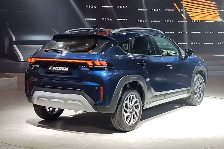 Mẫu xe SUV Suzuki Fronx 2023 trên thực tế được phát triển từ xe hatchback cỡ nhỏ Baleno.Xe có kích thước khá nhỏ, bao gồm chiều dài 3.995 mm, chiều rộng 1.550 mm, chiều cao 1.765 mm và chiều dài cơ sở 2.520 mm. Như vậy, mẫu xe này có kích thước chỉ ngang ngửa một số SUV hạng A như Kia Sonet hay Hyundai Venue.