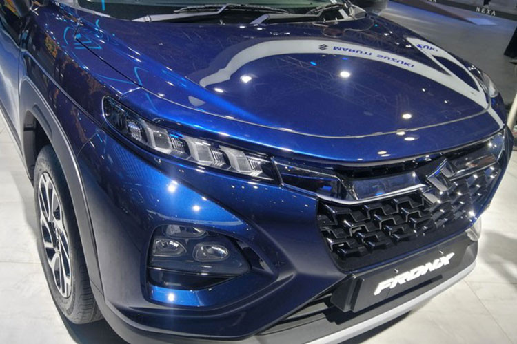 Phần đầu xe thẳng đứng, hệ thống đèn 2 tầng, nẹp mạ crôm vắt ngang lưới tản nhiệt và hốc bánh vuông vức. Ngoài ra, Suzuki Fronx 2023 còn có nẹp màu bạc bên dưới cản trước, cản sau và bệ cửa, tăng vẻ hầm hố. Thêm vào đó là vành hợp kim với đường kính 17 inch, có thiết kế 5 chấu kép và phay xước 2 màu.