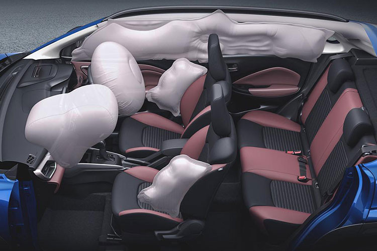 Xe cũng có thêm sạc điện thoại không dây, nút bấm khởi động máy, chìa khóa thông minh, ghế lái chỉnh độ cao, bàn gấp sau lưng ghế trước, cửa sổ chỉnh điện trước/sau, kính cửa sổ tự động một chạm, chống kẹt bên ghế lái, điều hòa tự động, cửa gió điều hòa dành cho hàng ghế sau và cổng USB Type A/Type C.