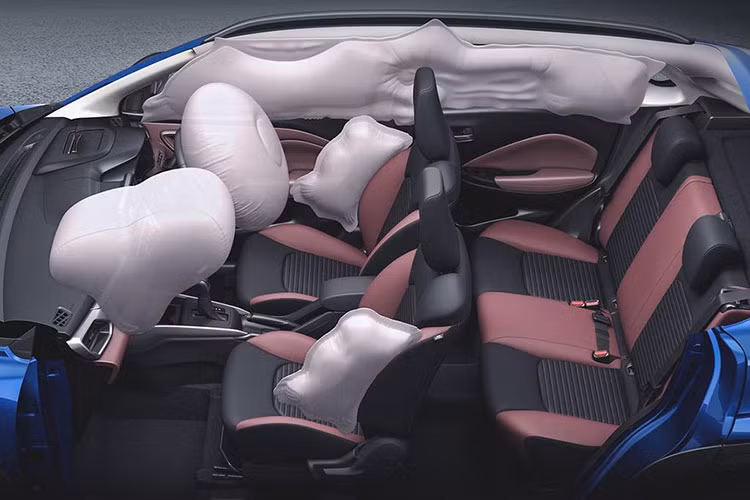 Xe cũng có thêm sạc điện thoại không dây, nút bấm khởi động máy, chìa khóa thông minh, ghế lái chỉnh độ cao, bàn gấp sau lưng ghế trước, cửa sổ chỉnh điện trước/sau, kính cửa sổ tự động một chạm, chống kẹt bên ghế lái, điều hòa tự động, cửa gió điều hòa dành cho hàng ghế sau và cổng USB Type A/Type C.