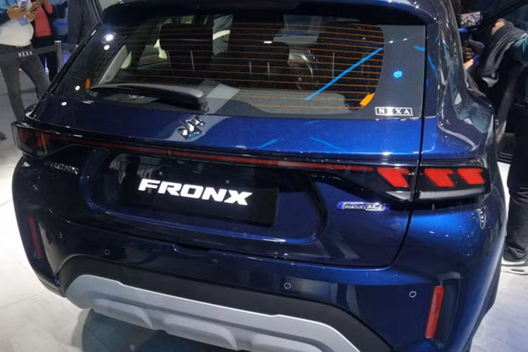 Ở đuôi xe, Suzuki Fronx 2023 được trang bị đèn hậu LED thanh mảnh, nối với nhau bằng dải đèn nằm vắt ngang cửa cốp. Những trang bị đáng chú ý còn lại của mẫu SUV lai Coupe này gồm có baga nóc màu bạc, anten vây cá mập, cánh gió mui và đèn nằm dọc ở hai góc cản sau. 