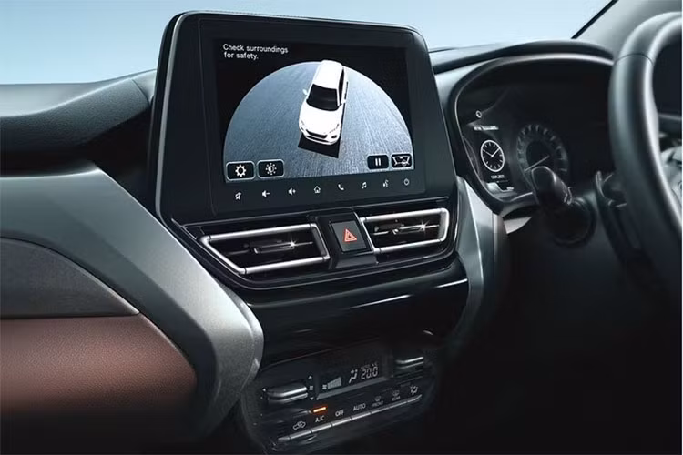 Chưa hết, mẫu SUV giá rẻ này còn có tính năng kết nối Apple CarPlay/Android Auto không dây, điều khiển bằng giọng nói với câu lệnh "Hi Suzuki", tính năng cập nhật phần mềm qua WiFi, hệ thống âm thanh Arkamys 6 loa, màn hình hiển thị thông tin kính lái HUD,...