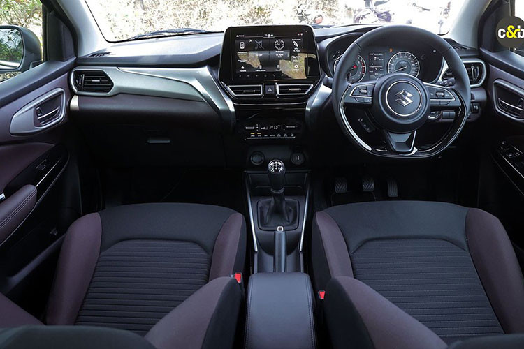 Bên trong Suzuki Fronx 2023 là không gian nội thất có nhiều chi tiết dùng chung với Baleno như mặt táp-lô hay ghế. Xe được trang bị ghế bọc nỉ và vô lăng bọc da, vát đáy thể thao, tích hợp phím chức năng/lẫy chuyển số. Đằng sau vô lăng là bảng đồng hồ analog tích hợp màn hình đa thông tin trong khi màn hình cảm ứng trung tâm 9 inch được đặt nổi trên mặt táp-lô, tương thích với hệ thống thông tin giải trí Smart Play Pro+.