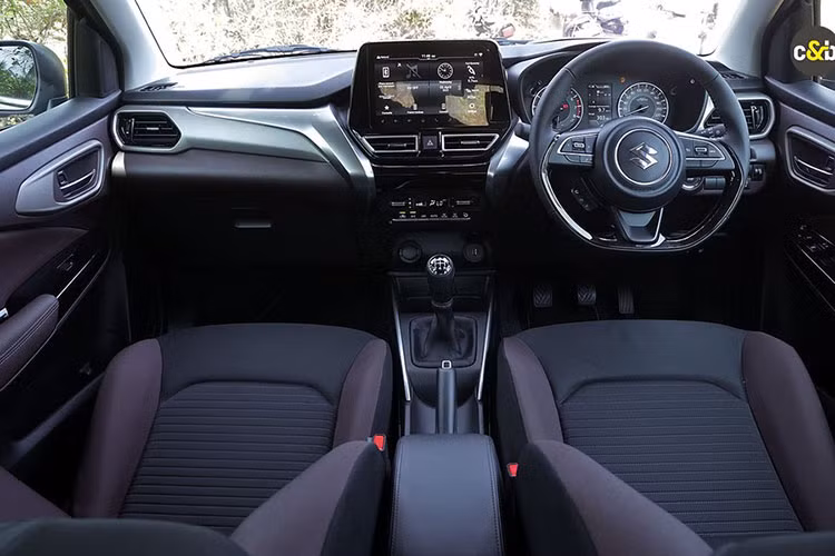 Bên trong Suzuki Fronx 2023 là không gian nội thất có nhiều chi tiết dùng chung với Baleno như mặt táp-lô hay ghế. Xe được trang bị ghế bọc nỉ và vô lăng bọc da, vát đáy thể thao, tích hợp phím chức năng/lẫy chuyển số. Đằng sau vô lăng là bảng đồng hồ analog tích hợp màn hình đa thông tin trong khi màn hình cảm ứng trung tâm 9 inch được đặt nổi trên mặt táp-lô, tương thích với hệ thống thông tin giải trí Smart Play Pro+.