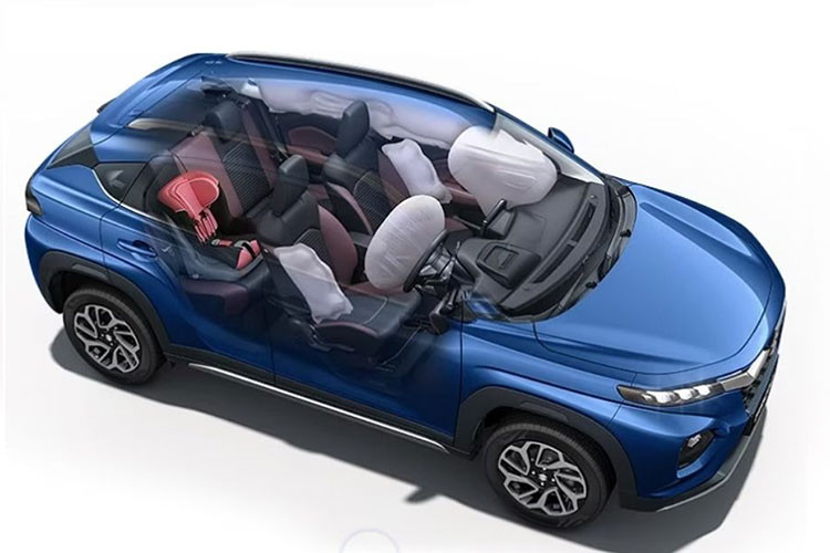 Đáng tiếc là trang bị an toàn của Suzuki Fronx 2023 khá cơ bản với phanh đĩa trước, phanh tang trống sau, 6 túi khí, hệ thống cân bằng điện tử, hỗ trợ khởi hành ngang dốc, camera lùi, cảm biến hỗ trợ đỗ xe và gương chiếu hậu 2 chế độ ngày/đêm. Trang bị an toàn nổi bật nhất của xe là camera 360 độ.