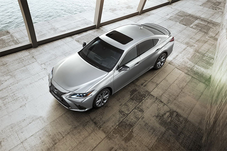 Cuối cùng là Lexus ES 350 F Sport 2019 với động cơ tương tự ES 350 thường. Bù lại, xe được bổ sung hệ thống treo tùy biến thích ứng tùy chọn lấy từ 2 dòng LC và LS cùng thiết kế nội - ngoại thất thể thao hơn. Lượng xăng tiêu thụ ước tính của Lexus ES 350 F Sport 2019 là 10,7 lít/100 km nội thành, 7,6 lít/100 km cao tốc và 9,4 lít/100 km đường hỗn hợp.