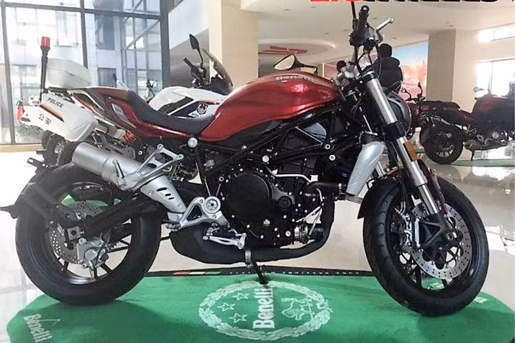  Xe được trang bị bộ khung mắt cáo mang phong cách truyền thống của hãng xe Ý này. Xe sở hữu phần đuôi ngắn, vuốt nhọn cùng nhiều chi tiết được xem là hướng tới phong cách streetfighter đa đụng.