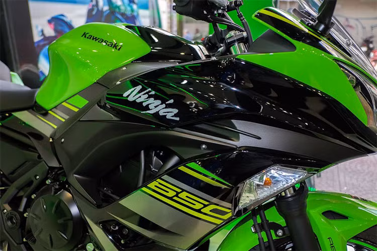 Phần đầu của Kawasaki Ninja 650 phiên bản 2018 ấn tượng với cụm đèn pha sắc sảo và kính chắn gió trong suốt tạo nên một diện mạo hầm hố và thể thao. Đèn hậu có thiết kế dạng chữ “X” và sử dụng đèn LED.