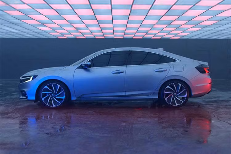 Honda Insight có phần mũi xe thiết kế mới khá thể thao, cụm đèn pha LED kết nối liền mạch với lưới tản nhiệt thiết kế mới tiết diện to bản. Đặc biệt, cụm đèn sương mù thiết kế hoàn toàn mới với sự tương đồng ở các mẫu sedan cỡ lớn và xe thể thao của thương hiệu ôtô Honda.