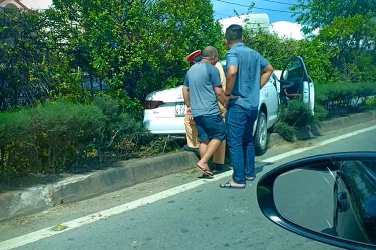 Sau khi bị khách phản hồi và ngỏ ý giảm giá thì người bán không chịu. Khách muốn lấy lại cọc thì người bán liền từ chối đề nghị và không chịu hợp tác. Theo như nhiều người chia sẻ, thì chủ xe này cũng là người mua lại xe của người khác, nhưng lại gian dối “mình là chủ xe duy nhất của chiếc Audi A4 tại nạn này”.