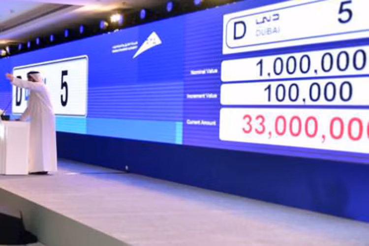 Vào thời điểm đó, doanh nhân có tên Balwinder Sahani hay còn gọi là Abu Sabah khẳng định sẽ dùng biển số này cho một trong những chiếc Rolls-Royce của mình. Có vẻ như doanh nhân gốc Ấn Độ đã giữ lời. Hình ảnh chiếc Rolls-Royce Phantom Series II màu trắng muốt đeo biển số "D5" mới đây đã được lan truyền trên mạng và lập tức thu hút sự chú ý.