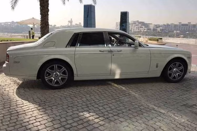 Được biết, chiếc Rolls-Royce Phantom đeo biển số "khủng" đã bị bắt gặp ở lối vào một khách sạn cao cấp tại Dubai. Theo một số nguồn tin, sau vụ đấu giá, đây là lần đầu tiên chiếc Rolls-Royce Phantom bị bắt gặp với biển số tiền tỷ này. Với số tiền bỏ ra để mua biển số "D5", ông Sahani hoàn toàn có thể tậu 20 chiếc Bentley Continental GT khác nhau.