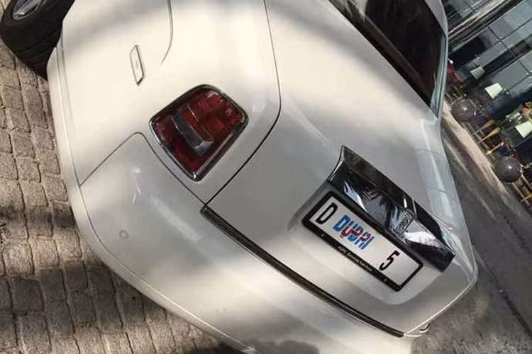 Nhiều người cảm thấy thắc mắc vì sao doanh nhân người Ấn Độ này lại dùng biển số đắt tiền như thế cho siêu xe sang Rolls-Royce Phantom chứ không phải siêu xe. Câu trả lời là do tại Dubai, Rolls-Royce và Bentley xuất hiện nhan nhản trên đường phố nên các chủ xe muốn tạo điểm nhấn khác biệt cho xế cưng bằng biển số "khủng".