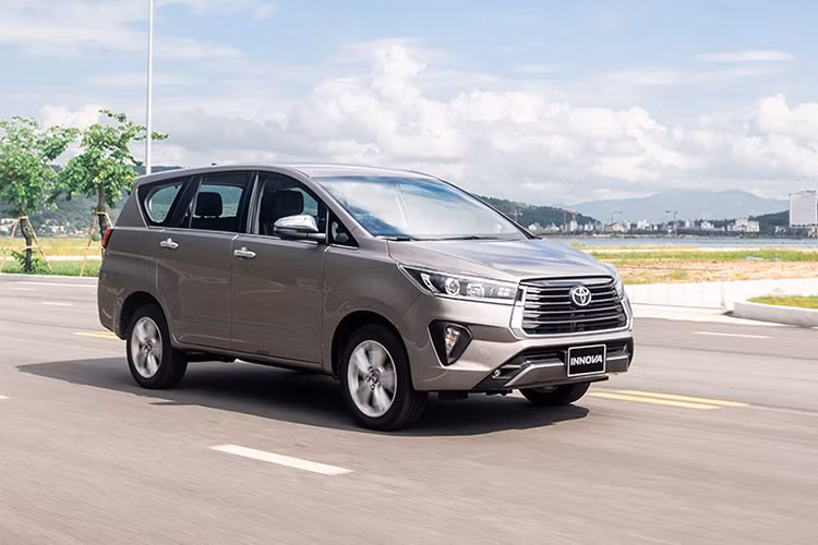 Ngoài Altis, mẫu xe MPV Toyota Innova cũng đang được áp dụng ưu đãi giảm giá mạnh. Cụ thể, tại một số đại lý khu vực Hà Nội Toyota Innova E có mức giảm tiền mặt 35 triệu đồng xuống còn 715 triệu đồng, Toyota Innova G có mức giảm tiền mặt 25 triệu đồng xuống còn 840 triệu đồng, Toyota Innova Venturer và Innova V đang có mức giảm tiền mặt 20 triệu đồng xuống còn lần lượt là 867 và 969 triệu đồng.