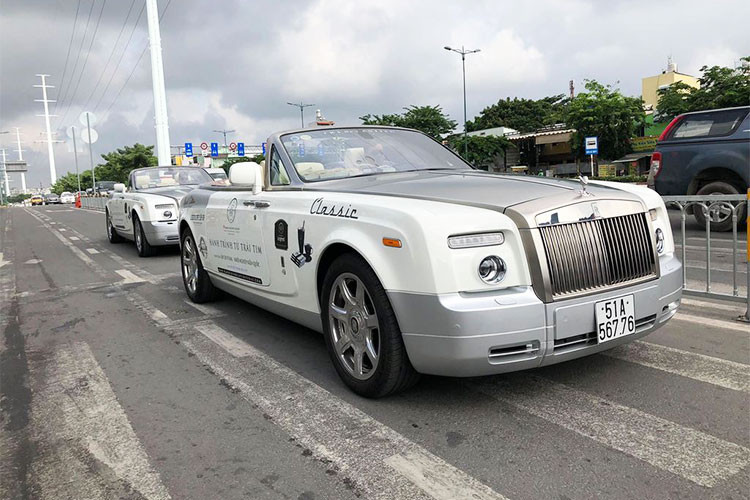 Bên cạnh đó, siêu xe sang Phantom Drophead mui trần còn có cản trước khác so với bản hiện nay. Tuy nhiên lưới tản nhiệt của xe vẫn được giữ nguyên. Được biết các nghệ nhân ở Rolls-Royce đã làm lưới tản nhiệt mà không cần dùng tới bất kỳ một loại thước đo nào.