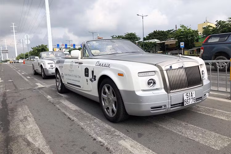 Bên cạnh đó, siêu xe sang Phantom Drophead mui trần còn có cản trước khác so với bản hiện nay. Tuy nhiên lưới tản nhiệt của xe vẫn được giữ nguyên. Được biết các nghệ nhân ở Rolls-Royce đã làm lưới tản nhiệt mà không cần dùng tới bất kỳ một loại thước đo nào.