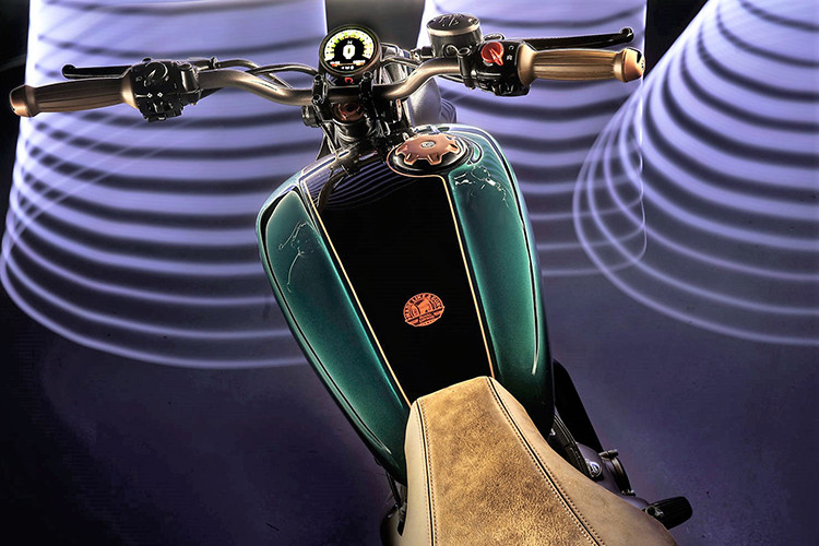 Sở hữu dè ngắn và yên solo nối liền với bình xăng lớn, chiếc xe đã sở hữu kiểu dáng bobber đầy chất chơi. Cùng với việc ứng dụng ngôn ngữ thiết kế hiện đại, KX Concept đã có được vẻ ngoài độc đáo và tuyệt đẹp, không chỉ hoàn thành vai trò tôn vinh Model KX trong quá khứ mà còn thể hiện tầm nhìn thiết kế của Royal Enfield trong tương lai.