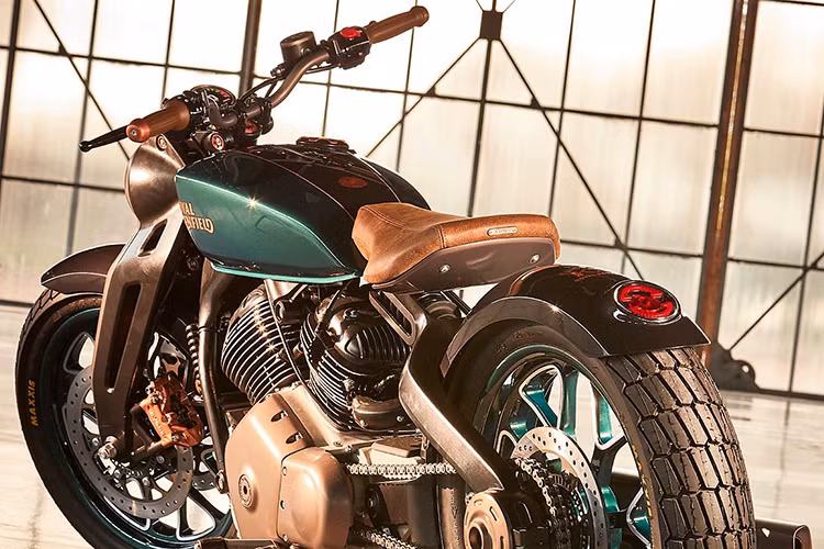 Đáng chú ý, "dàn chân" của chiếc xe này đóng vai trò quan trọng. Với KX Concept, Royal Enfield đã sử dụng cấu trúc phuộc trước dạng Girder với giảm xóc đơn đặt trước cổ phốt giống như những mẫu xe máy cổ.