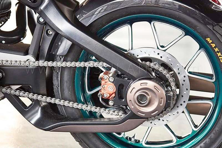 Dù mang tính chất hoài cổ nhưng KX Concept đã được trang bị cặp mâm đúc phay 2 tông màu sắc sảo hình chữ Y 7 nan như những chiếc mô tô độ hiện đại, chúng được bọc xung quanh bởi lốp Maxxis vân xe đua đường đất flat track. Hệ thống phanh trước đĩa kép sử dụng heo Bybre.