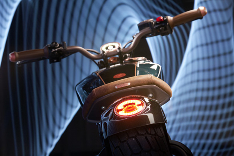 Tuy nhiên thay vì làm bằng các ống thép mảnh dẻ, hãng đã đúc bộ gắp trước từ nhôm chắc chắn. Ở phía sau, hệ thống gắp đơn cũng được đúc nhôm tương tự, với khung gắp che phủ hoàn toàn phuộc sau.