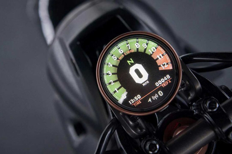 Như những mẫu môtô cổ từ thập niên 30 của Thế kỷ XX, Royal Enfield KX có dáng xe dài, với tâm điểm chú ý nằm ở phần giữa thân. Một màn hình màu đa thông tin thay cho những chiếc kim đồng hồ kiểu cũ được giấu khéo léo trong bảng công tơ mét hình tròn đậm chất cổ điển. 