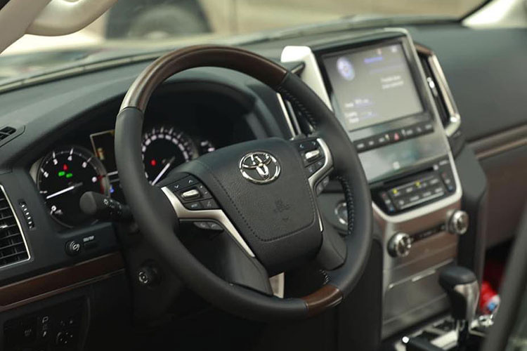 Phiên bản này còn đi kèm với nhiều đồ “đồ chơi” hỗ trợ vận hành off-road như khóa vi sai trung tâm, chế độ lựa chọn đa địa hình (Multi-Terrain Select) và chế độ “Crawl Control” tự động vượt địa hình hỗ trợ xe vượt lún cát (nhẹ) hay hệ thống treo khí nén hỗ trợ nâng hạ gầm. Đây là những trang bị hỗ trợ vận hành hấp dẫn nhất trên dòng xe Land Cruiser hay cao cấp hơn là dòng Lexus LX 570.