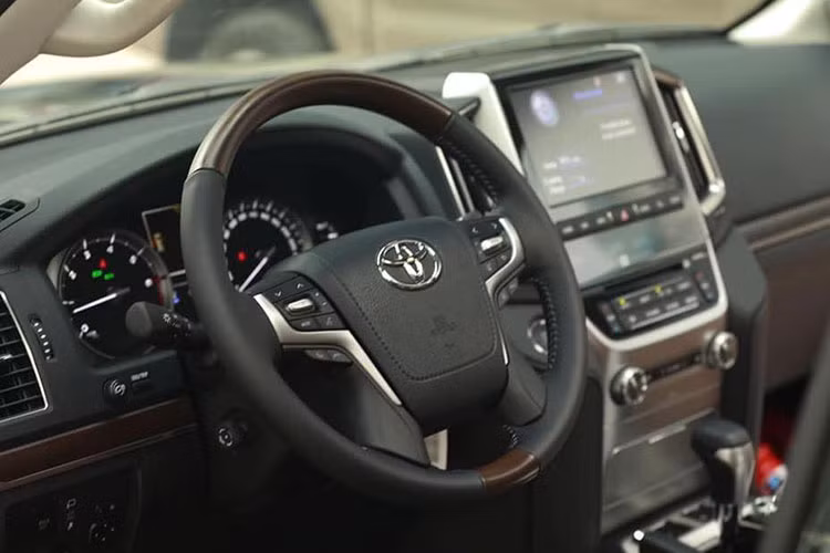 Phiên bản này còn đi kèm với nhiều đồ “đồ chơi” hỗ trợ vận hành off-road như khóa vi sai trung tâm, chế độ lựa chọn đa địa hình (Multi-Terrain Select) và chế độ “Crawl Control” tự động vượt địa hình hỗ trợ xe vượt lún cát (nhẹ) hay hệ thống treo khí nén hỗ trợ nâng hạ gầm. Đây là những trang bị hỗ trợ vận hành hấp dẫn nhất trên dòng xe Land Cruiser hay cao cấp hơn là dòng Lexus LX 570.