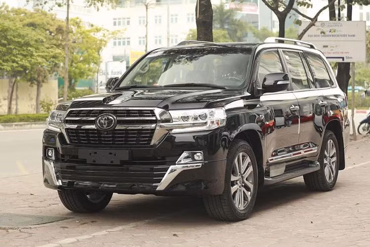 Mới đây, những chiếc Toyota Land Cruiser VXS 2021 mới cả phiên bản V8 4.6 và 5.7L đầu tiên cũng đã có mặt tại Việt Nam và được nhập khẩu nguyên chiếc từ Trung Đông từ phía địa lý tư nhân ở Hà Nội.