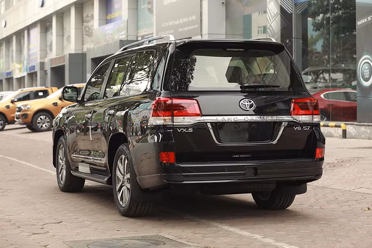 Dung tích động cơ lớn góp phần đẩy giá bán Toyota Land Cruiser VSX 2021 này lên gần ngang bằng với một chiếc Lexus LX570 chính hãng. Bù lại, chiếc xe này sở hữu gần như đầy đủ tất các trang bị tiện nghi và an toàn cao cấp nhất của dòng xe này.