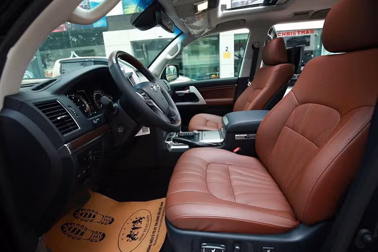 Thiết kế nội thất 8 chỗ ngồi, ghế được bọc da cao cấp, một số chi tiết ốp gỗ tự nhiên. Màn hình giải trí đa phương tiện cỡ lớn tích hợp nhiều công nghệ hiện đại được bao bọc bởi một khung kim loại chắc chắn, 2 bên là 2 cửa gió điều hòa, phía dưới là loạt nút bấm điều chỉnh cũng như màn hình LCD nhỏ hiển thị nhiệt độ và lượng gió điều hòa. Hệ thống điều hòa 4 vùng độc lập. 