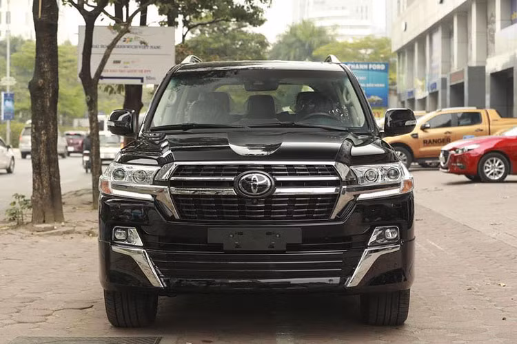 Điểm mới đáng chú ý nhất trên Toyota Land Cruiser VXS 2021 chính là lưới tản nhiệt kiểu mới với kiểu mới thay thế dạng nan ngang cũ trước đó. Ốp cản trước trong gói Bodykit VXS cũng có kiểu dáng mới bề thế và hầm hố hơn.