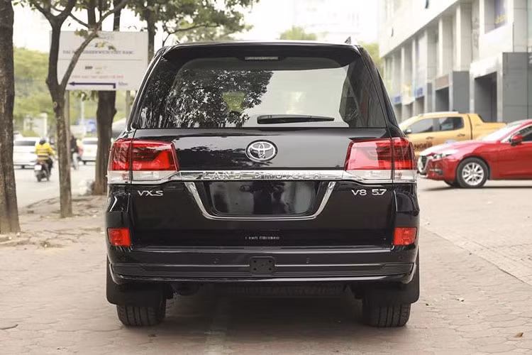 Bộ bodykit trên bản VXS nhập Trung Đông khác biệt với các chi tiết làm từ kim loại mạ chrome sáng như nẹp sườn, nẹp đuôi kèm dòng chữ Land Cruiser dập nổi, viền đèn sương mù trước, giá nóc. Vành xe có thiết kế 5 chấu hình chữ V kích thước 20 inch. Thân xe được trang trí hoạ tiết màu vàng cát đặc trưng. Bậc lên xuống gắn cố định hai bên.