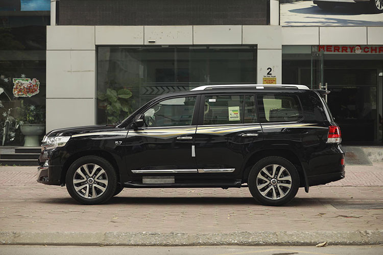 Toyota Land Cruiser VXS 2021 nhập Trung Đông sở hữu kích thước dài x rộng x cao lần lượt là 5.095 X 1.980 X 1.890 mm, chiều dài trục cơ sở 2.850 mm. Những chi tiết ở ngoại thất của xe được nâng cấp nhẹ so với người tiền nhiệm.