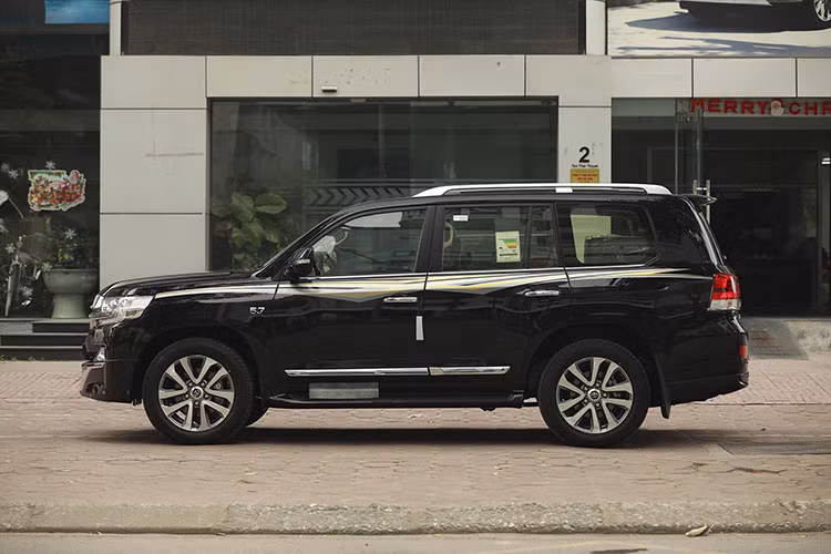 Toyota Land Cruiser VXS 2021 nhập Trung Đông sở hữu kích thước dài x rộng x cao lần lượt là 5.095 X 1.980 X 1.890 mm, chiều dài trục cơ sở 2.850 mm. Những chi tiết ở ngoại thất của xe được nâng cấp nhẹ so với người tiền nhiệm.