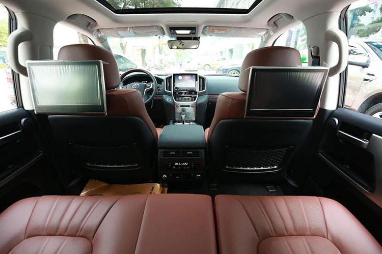 Một số trang bị an toàn và tiện nghi nổi bật khác bao gồm hệ thống ga hành trình thích ứng, cảnh báo lệch làn đường, nâng hạ gầm, cửa sổ trời cho khoang lái, các ghế chỉnh điện nhớ 3 vị trí, hệ thống camera 360, cốp sau mở kiểu vỏ sò đóng/mở điện, gương gập điện, rửa đèn pha tự động, hàng ghế thứ 2 có 2 màn hình giải trí cỡ lớn, hệ thống âm thanh loa JBL cao cấp, hộp lạnh phía trước, nhiều công nghệ hỗ trợ offroad...