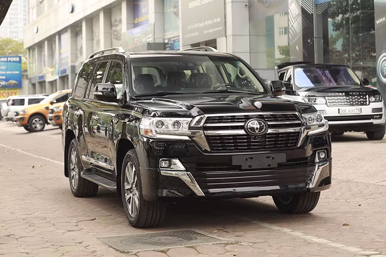  Giá xe Toyota Land Cruiser 2021 phiên bản VSX 5.7, nhập khẩu từ Trung Đông trong bài viết này được đại lý tư nhân tại Hà Nội chào bán là hơn 8 tỷ đồng, gần bằng Lexus LX570 chính hãng. Mặc dù có giá bán không hề rẻ, nhưng các phiên bản cao cấp của dòng xe Land Cruiser vẫn về nước liên tục và luôn được khách hàng Việt có điều kiện kinh tế khá giả quan tâm lựa chọn.