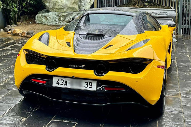 Quay trở lại với chiếc siêu xe mui trần McLaren 720S Spider của Rich kid Đà Nẵng 16 tuổi ở Đà Nẵng chia sẻ sớm tạm biệt để rước về garage những hàng khủng khác, đây là 1 trong 8 chiếc xe McLaren 720S Spider đang có mặt tại dải đất hình chữ S và chiếc McLaren 720S Spider thứ 3 lăn bánh tại Đà Nẵng, 2 chiếc trước đó mang màu trắng và vàng xước.