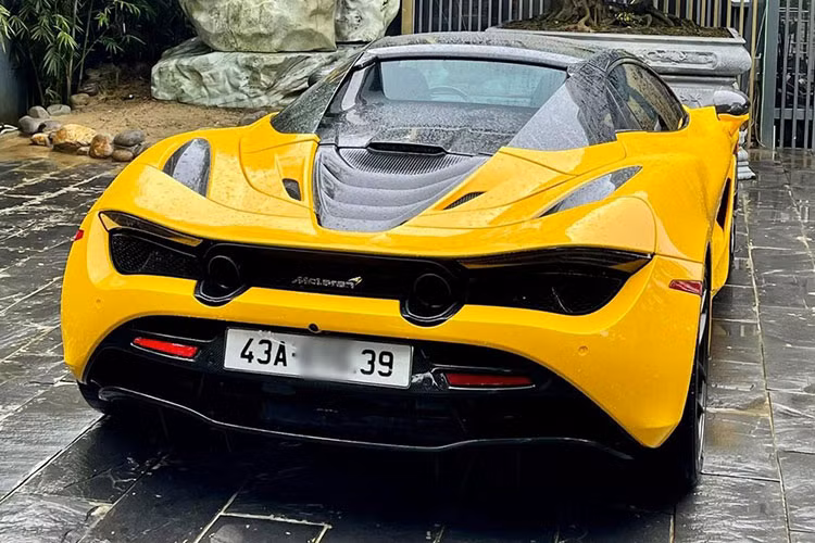 Quay trở lại với chiếc siêu xe mui trần McLaren 720S Spider của Rich kid Đà Nẵng 16 tuổi ở Đà Nẵng chia sẻ sớm tạm biệt để rước về garage những hàng khủng khác, đây là 1 trong 8 chiếc xe McLaren 720S Spider đang có mặt tại dải đất hình chữ S và chiếc McLaren 720S Spider thứ 3 lăn bánh tại Đà Nẵng, 2 chiếc trước đó mang màu trắng và vàng xước.