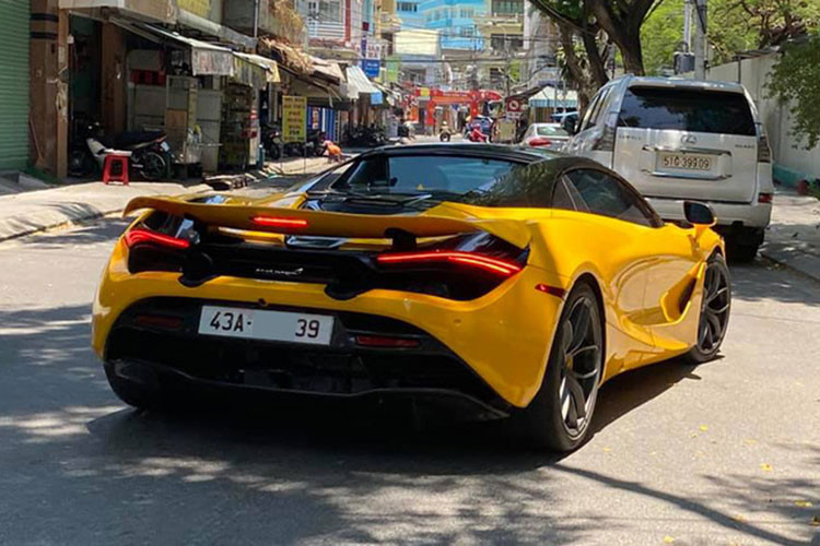 Siêu xe mui trần McLaren 720S Spider của một thiếu gia ở Đà Nẵng được bố tặng nhân dịp sinh nhật tuổi 16 vẫn được trang bị khối động cơ xăng V8, tăng áp kép, dung tích 4.0 lít, sản sinh công suất tối đa 710 mã lực và mô-men xoắn cực đại 769 Nm.