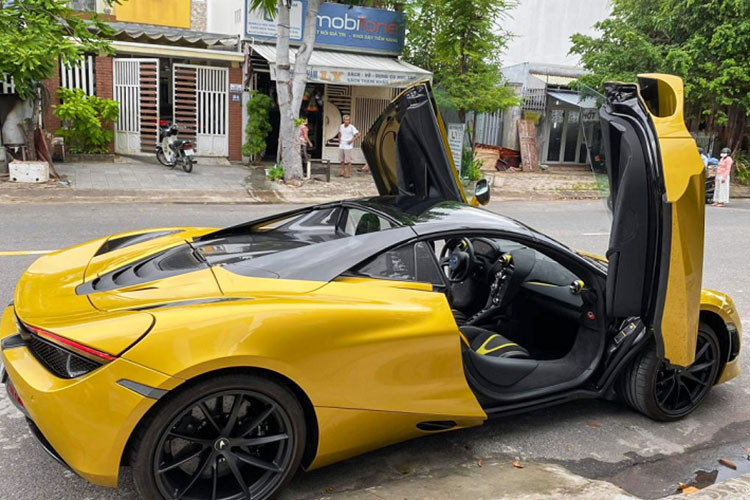 Ngoại thất siêu xe mui trần McLaren 720S Spider của thiếu gia Đà Nẵng có màu sơn vàng ấn tượng và đến nay, chỉ có duy nhất một chiếc xe thuộc phiên bản mui trần của McLaren 720S sở hữu bộ áo này. Đi kèm là các chi tiết carbon và bộ mâm 2 tông màu.