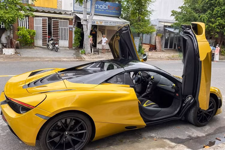 Ngoại thất siêu xe mui trần McLaren 720S Spider của thiếu gia Đà Nẵng có màu sơn vàng ấn tượng và đến nay, chỉ có duy nhất một chiếc xe thuộc phiên bản mui trần của McLaren 720S sở hữu bộ áo này. Đi kèm là các chi tiết carbon và bộ mâm 2 tông màu.
