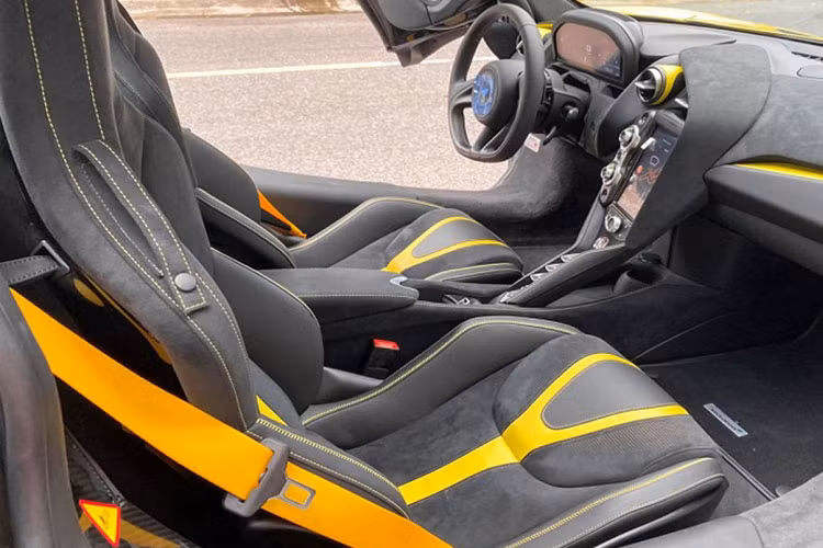 McLaren 720S Spider khác biệt bản McLaren 720S chính là việc phần mui xếp cứng bằng sợi carbon chỉ mất thời gian 11 giây để thực hiện thao tác đóng hoặc mở mui xe. Khoang nội thất trên phiên bản Performance có phối màu thể thao hơn, đi kèm với đó là hàng loạt những chi tiết bằng sợi carbon như vô-lăng, lẫy chuyển số và ốp bảng điều khiển.