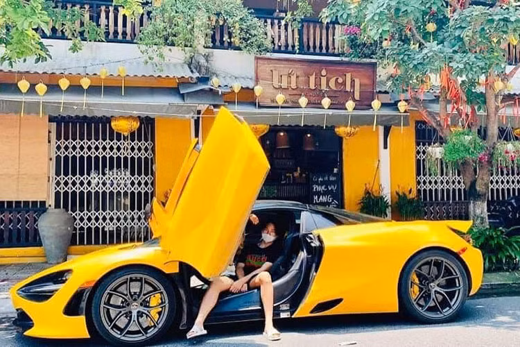 Trong số những "Rich kid" tại dải đất hình chữ S không thể bỏ qua được cái tên V.N. Toàn, 1 thiếu gia chỉ mới 16 tuổi ở Đà Nẵng nhưng thường xuyên khoe bên cạnh các siêu xe, SUV siêu sang và SUV hạng sang trị giá hơn 60 tỷ đồng của gia đình cũng như các món quà đắt đỏ mà bố dành tặng cho mình là McLaren 720S Spider hơn 23 tỷ.