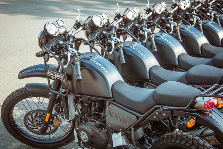 Thiết kế tổng thể của mẫu xe môtô giá rẻ Royal Enfield Himalayan 2018 mang kiểu dáng hoài cổ và khá đơn giản. Phần đầu đầu xe tạo điểm nhấn từ hệ thống đèn pha halogen thiết kế tròn tích hợp kính chắn gió cỡ nhỏ. Hệ thống đèn báo rẽ được thiết kế tách biệt khá bắt mắt.