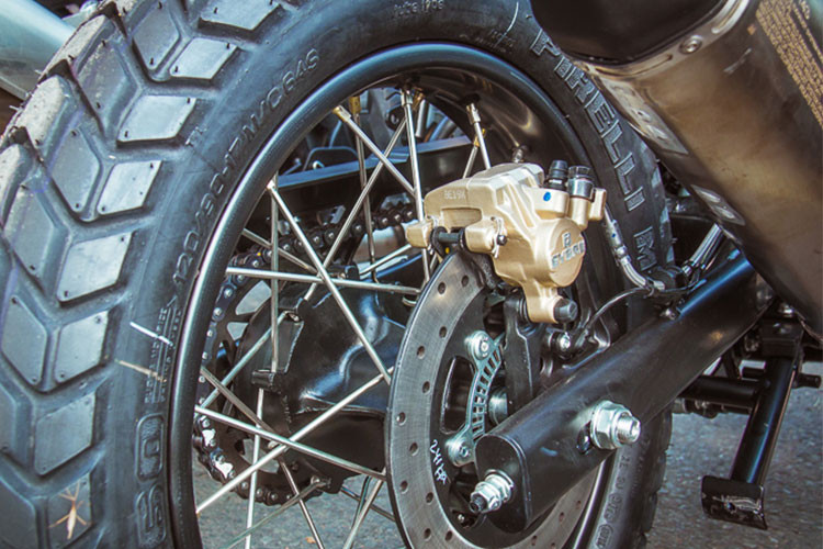 Xe sử dụng lốp trước 90/90 21inch đi kèm phanh đĩa đường kính 300 mm 2 piston và lốp sau 120/90 17 inch đi kèm phanh đĩa đường kính 240 mm 1 pistion. Royal Enfield trang bị cho Himalayan giảm xóc trước dạng ống lồng đường kính 41 mm và giảm xóc sau lò xo đơn.